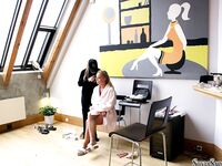 Silvia Saint poseren op de trap