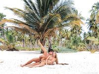 Mandy Bright die seks heeft op het strand