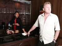 Deauxma gaat voor de barman