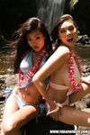 Lucy L en Tera Patrick bij de waterval