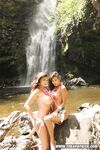 Lucy L en Tera Patrick bij de waterval