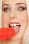 Katrin Wolf masturberen met een dildo