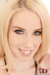 Denise Sky en Katrin Wolf likken hun lippen