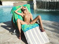 Cayenne Klein en Summer Brooks likken hun lippen