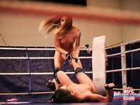 Avril Sun en Eve Sanders in de ring voor een lesbische showdown