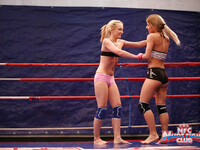 Nataly Von en Nikky Thorne worstelen