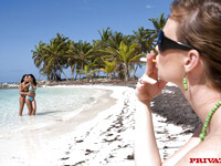 Lucy Belle en Black Angelika likken op het strand