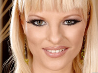 Nancy Rider en Black Angelica elkaar likken