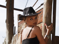 Destiny Cruz op een boerderij masticeren