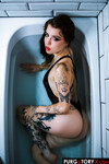 Eden Ivy het sexy getatoeëerd meisje