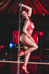 Abigail Mac en Nicolette Shea neuken in de bar