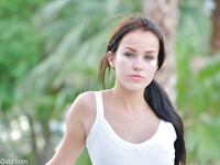 Megan Rain toont haar poesje
