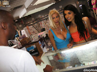 Alexis Fawx en Gina Valentina bij het zuiggat