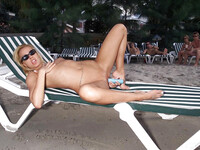 Sandy masturberen op het strand