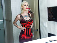 Kleio Valentien de getatoeëerde blonde slet