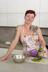 Gia R masturberen in de keuken