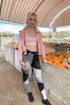 Britt Blair toont haar harige muff