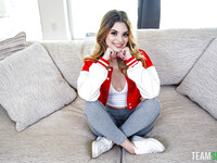 Molly Little het schattig sportief meisje geneukt