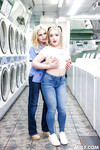 Christie Stevens en Eva Nyx in de wasserij