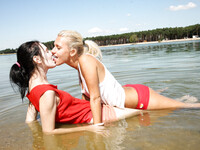 Sara F en Timea Bella likken op het strand