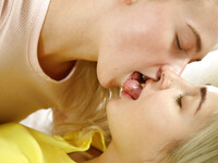 Jenny Wild en Mia Richi elkaar likken