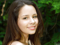 Arina toont haar lichaam in het bos