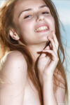 Elle Tan het sexy amateur meisje in de wei