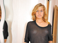 Kennedy Leigh speelt met een grote dildo
