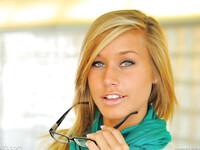 Kennedy Leigh de hete tiener met bril