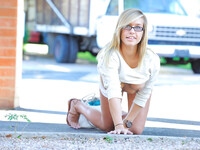 Kennedy Leigh het blonde meisje met bril