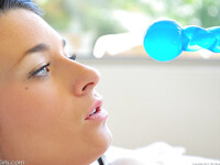 Lacy Channing masturberen met een blauwe dildo