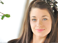 Lacy Channing toont haar lichaam