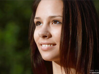 Arina toont haar lichaam op de bank
