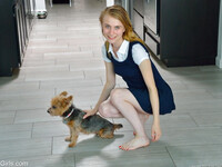 Sharlotte de schattige 18 jaar oude schoolmeisje