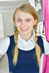 Sharlotte de schattige 18 jaar oude schoolmeisje