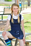 Sharlotte de schattige 18 jaar oude schoolmeisje