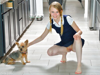 Sharlotte de schattige 18 jaar oude schoolmeisje