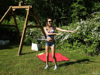 Charity Crawford masturberen in de tuin