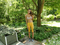 Charity Crawford duwt gigantische dildo