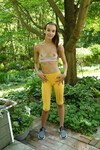 Charity Crawford duwt gigantische dildo