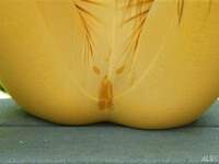 Charity Crawford duwt gigantische dildo