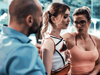 Cory Chase en Mackenzie Moss neuken in een trio