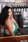 Gabriela Lopez neukt in de bar