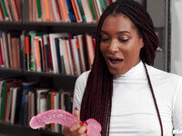Addis Fouche die seks heeft in de bibliotheek