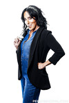 Abi James de volwassen secretaresse