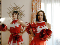 Lexi Luna en Alexis Rae zijn de vurige cheerleaders