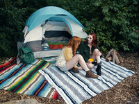 Lacy Lennon en Aria Carson likken elkaar in de tent