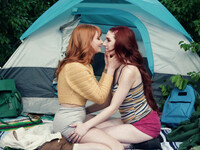 Lacy Lennon en Aria Carson likken elkaar in de tent