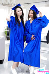Liz Jordan en Hailey Rose Pleasant Horny Stud op de bank foto's (Max Fills)