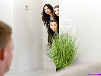 Kimmy Kimm, Tiana Blow And Eliza Ibarra Pleasanting Lucky Dude In The Living Room foto's (Jimmy Michaels)